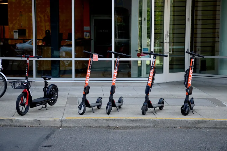 Deelsteps van een deelaanbieder op straat