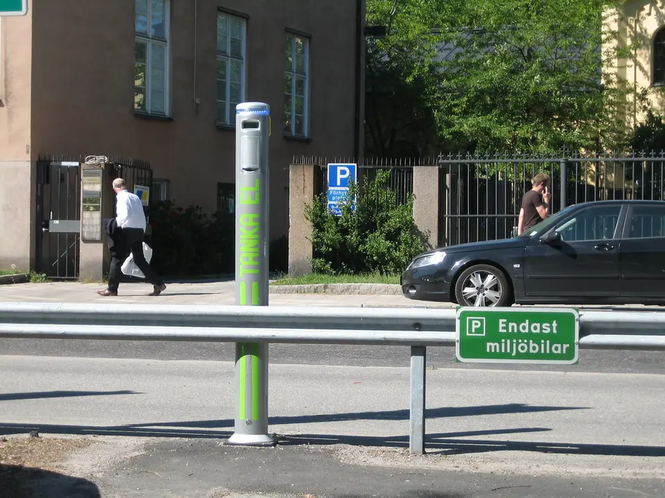 Geparkeerde elektrische auto in de stad