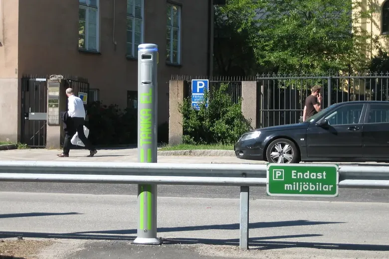 Geparkeerde elektrische auto in de stad