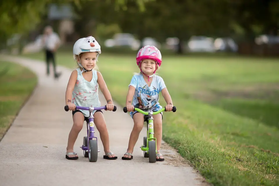 Kinderen op de fiets met helm