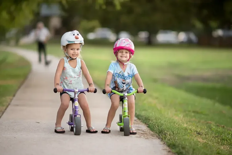 Kinderen op de fiets met helm
