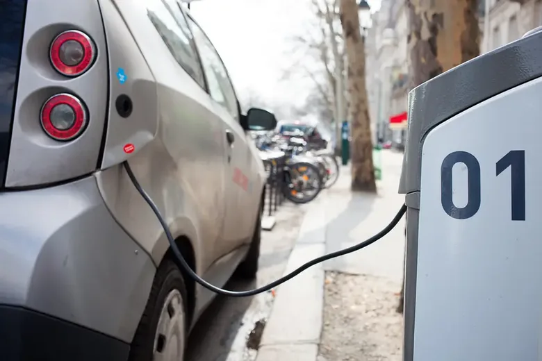 Elektrische auto laadt aan een laadstation