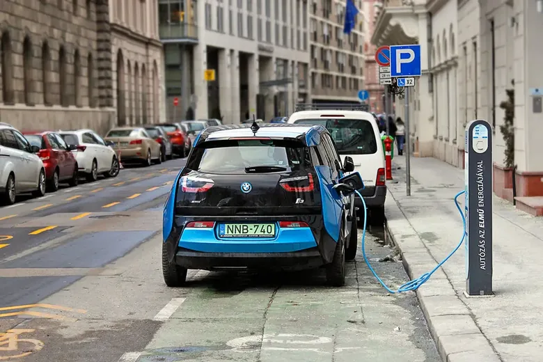 Elektrische auto aan een openbare laadpaal