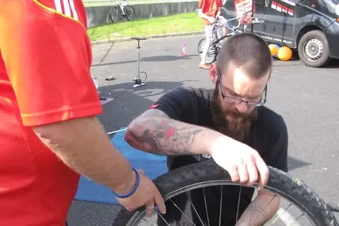 Onderhoud aan een fiets/step