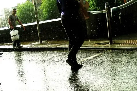 Nat wegdek in de regen