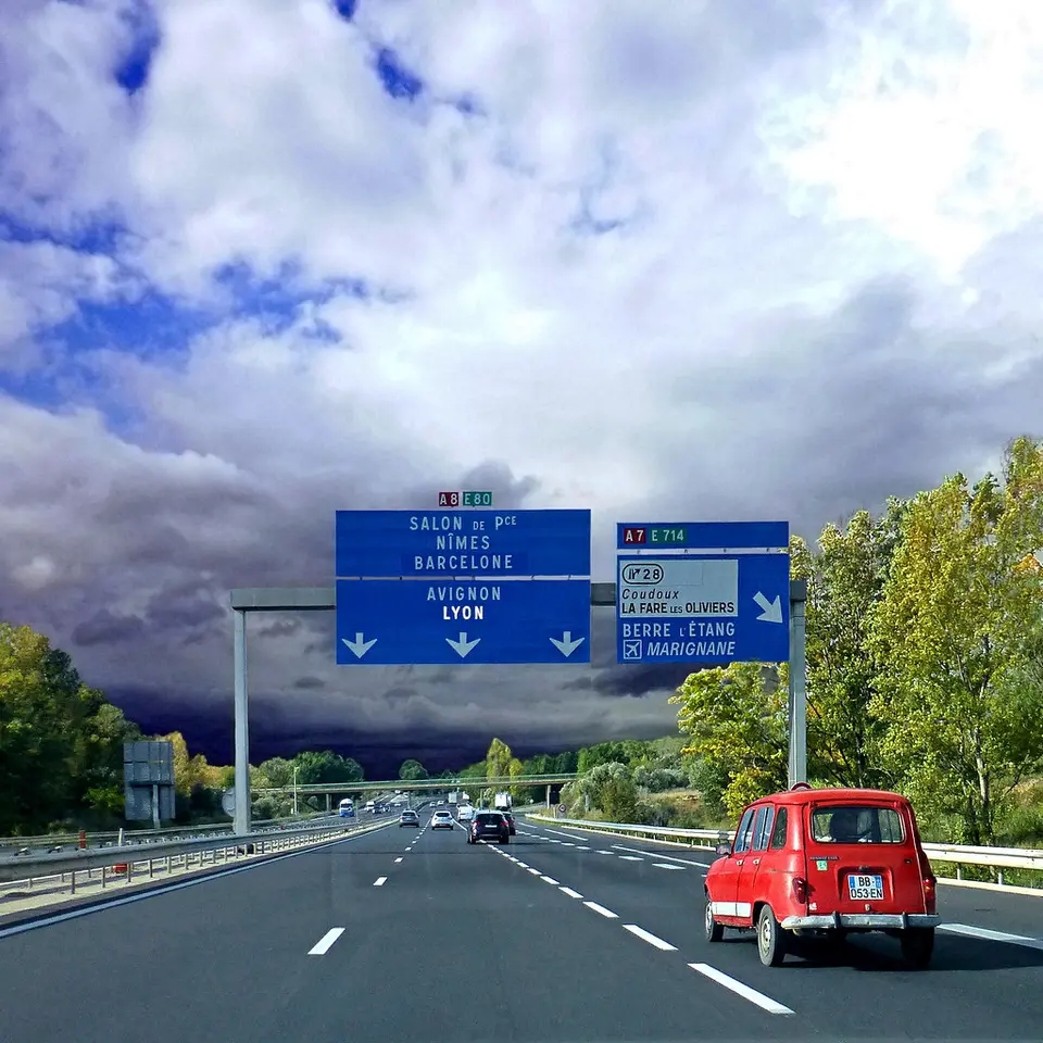 Autosnelweg met bewegwijzering