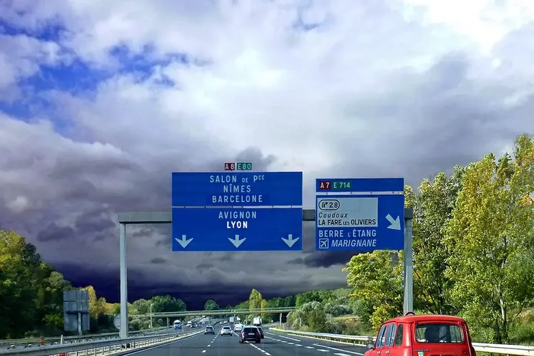 Autosnelweg met bewegwijzering