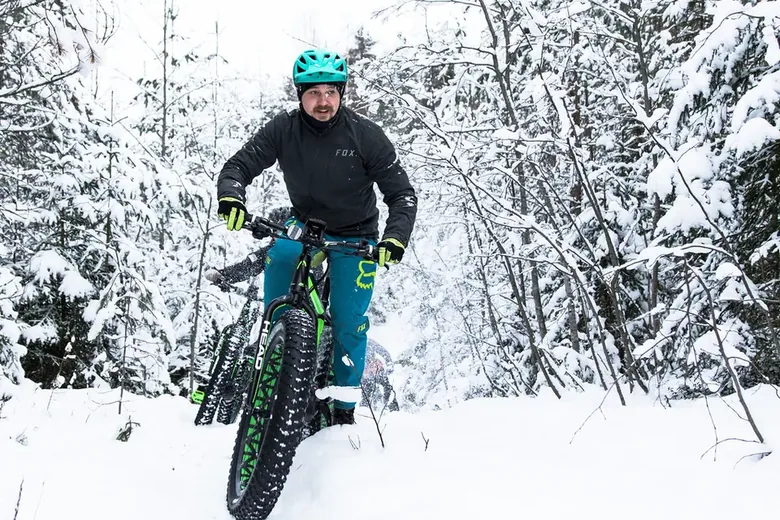 Elektrisch fietsen door een besneeuwd bos