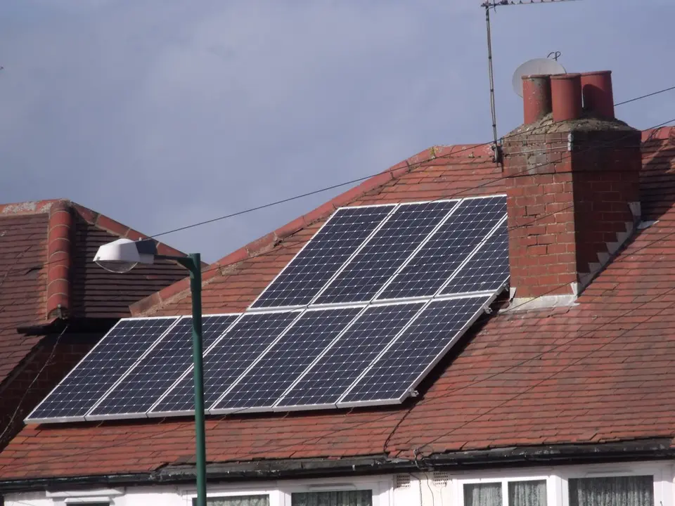 Zonnepanelen op een dak voor slim laden