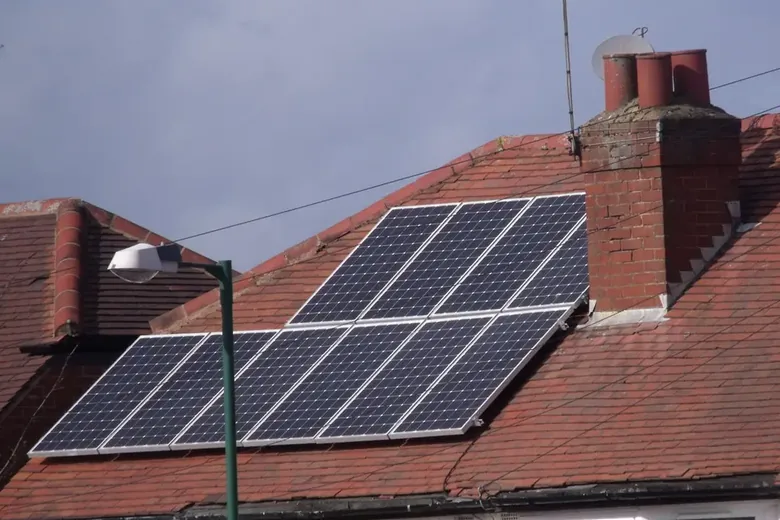 Zonnepanelen op een dak voor slim laden